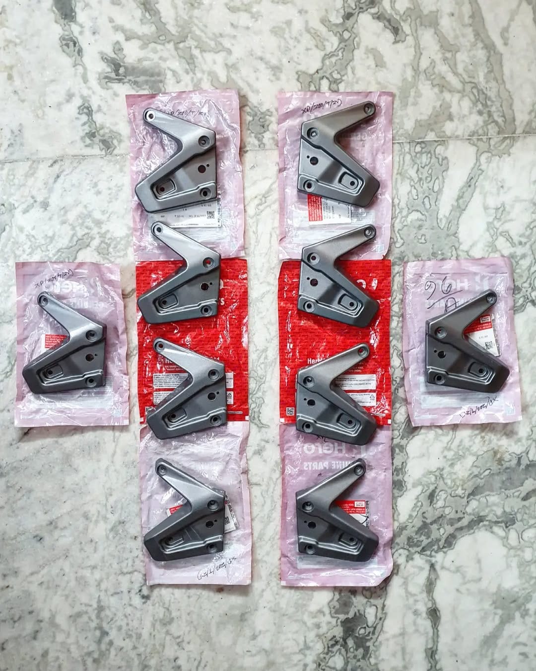 HERO XPULSE 200 HEADLIGHT BRACKET